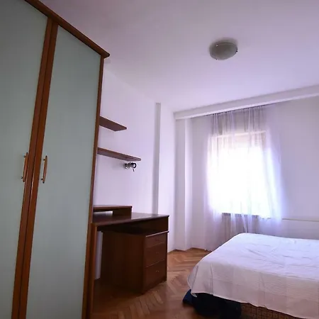 Spacious Colorful In Bohemian District Appartement