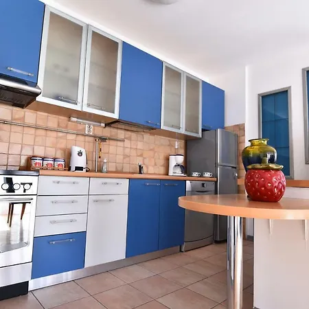 Spacious Colorful In Bohemian District Appartement