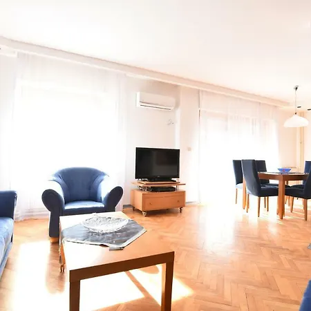 Spacious Colorful In Bohemian District Appartement *
